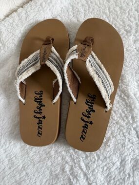 Gypsy Jazz Cream & Black Encore Sandal Label